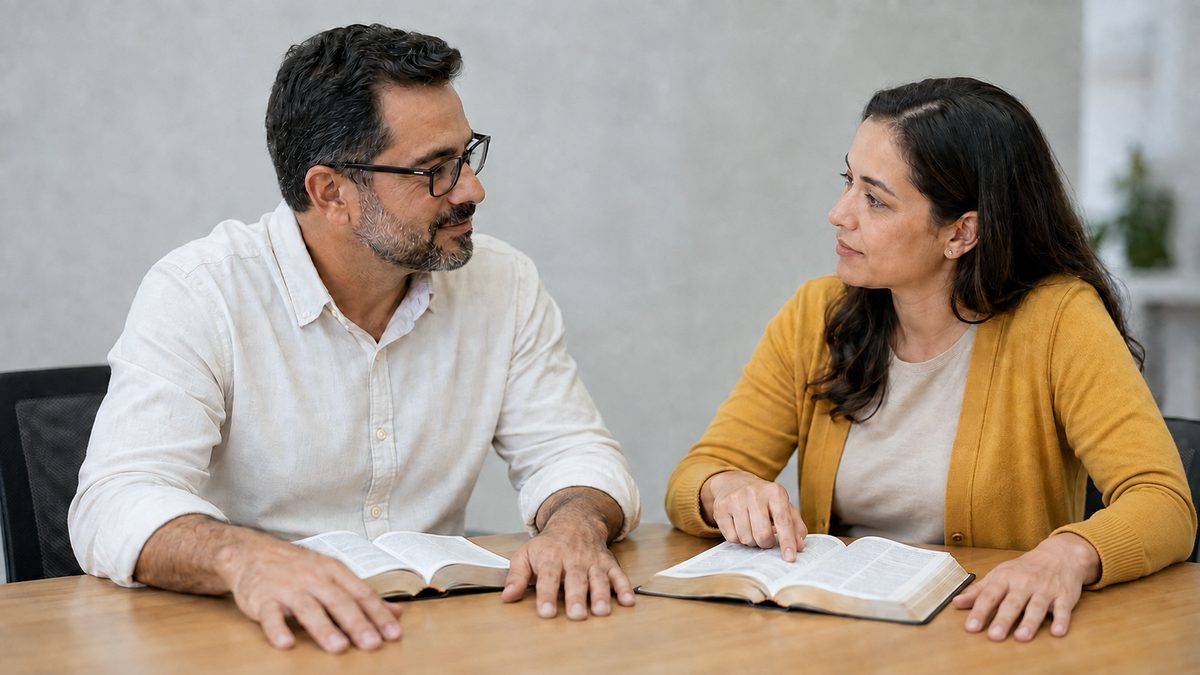 Dois Cristãos Comparando as Duas Leituras da Eleição com as Bíblias Abertas