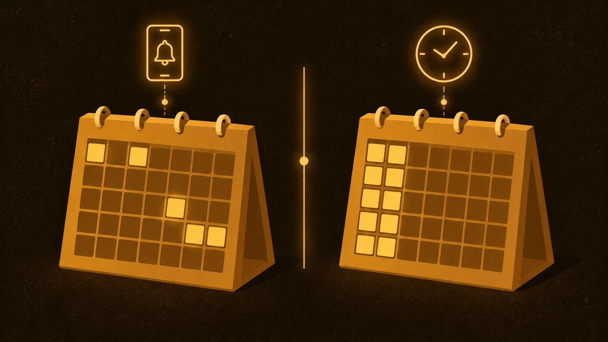Dois calendários lado a lado: à esquerda, dias de trabalho espalhados conforme a convocação, no contrato intermitente; à direita, os mesmos dois dias toda semana, no tempo parcial